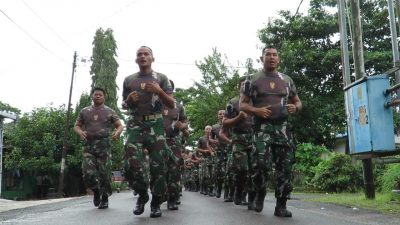 Latihan Fisik, Prajurit TNI Kelilingi Kota Rantau