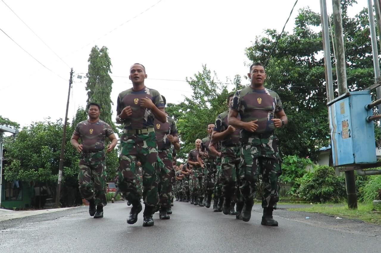 Latihan Fisik, Prajurit TNI Kelilingi Kota Rantau