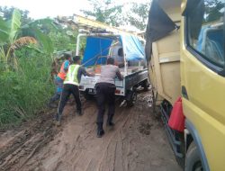 Tiga Mobil Ambles Di Jalan Becek, Kapolsek CLU Ikut Dorong Mobil