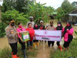 Peduli Banjir, Yayasan Kemala Bhayangkari Berikan Bantuan Warga Terdampak Banjir