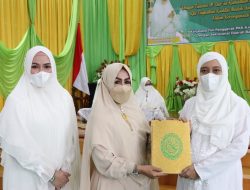 PKK Tapin Bagikan 60 Al Qur’an Untuk Kecamatan