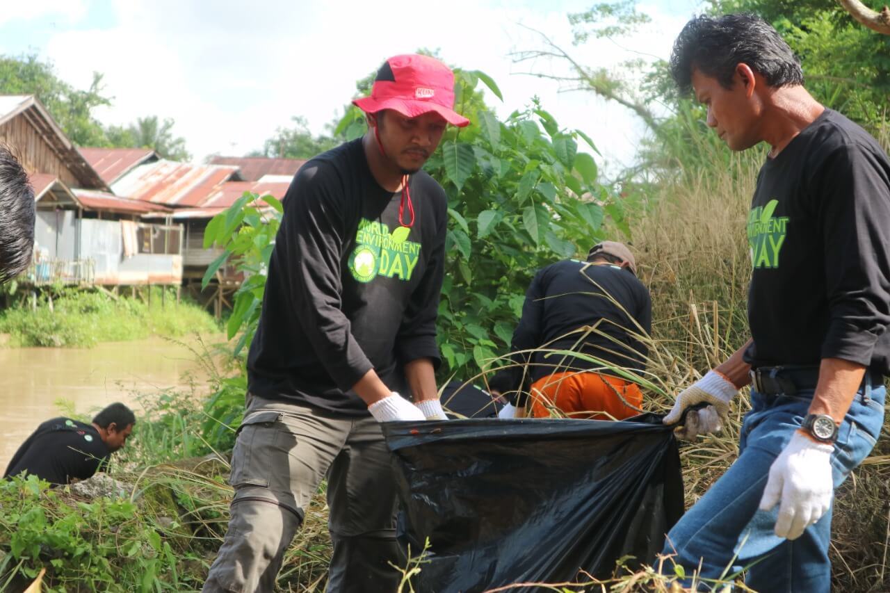 Milenial Bersihkan Bantaran Sungai Tapin