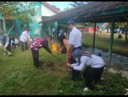 Pelepasan dan Pengukuhan Dengan Menanam Pohon di Sekolah