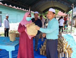 Bupati Bagikan Ratusan Kupon Daging Kurban Dengan Bakul Purun