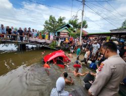 Tersesat Menuju Makam Datu Qabul, Satu Unit Mobil Tercebur Ke Sungai