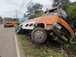 Hindari Sepeda Motor Oleng, Truk Tangki Terperosok