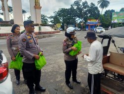 Kapolres Tapin Berikan Bantuan Kepada Tukang Ojek Dan Supir Angkutan