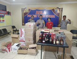 Meresahkan, Warga Amankan Ribuan Botol Miras dan Penjaganya