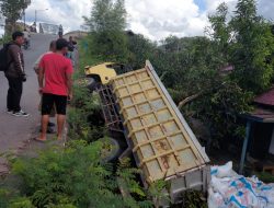 Tak Sanggup Menanjak Satu Unit Truk Terjungkal ke Sisi Jalan