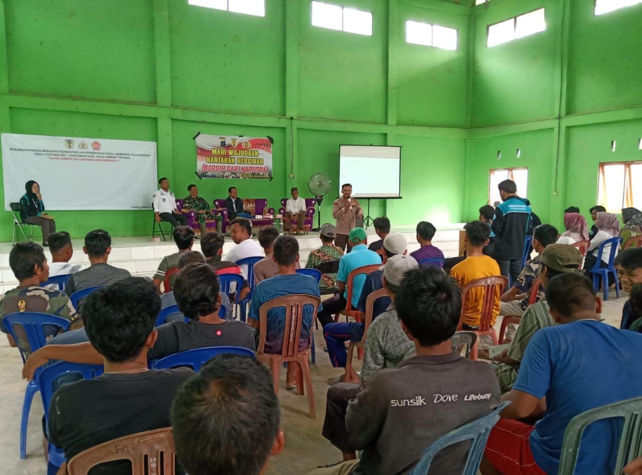 DESA BERSINAR: Polsek Hantakan Kabupaten Hulu Sungai Tengah berikan penghargaan kepada mahasiswa dan kepala desa.