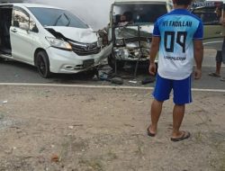 Hilang Kendali Saat Mendahului, Taksi Adu Banteng Dengan Freed