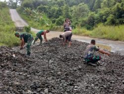 Selalu Tergenang Air, TNI-POLRI Gotong Royong Tangani Jalan Berlubang