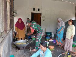 Dari Dapur Sampai Jalan Raya Yang Banjir, Diterjang Babinsa Demi Masyarakat Hulu Sungai Selatan