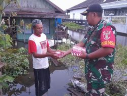 Warnai Ramadhan Kodim 1003/HSS Bagikan Takjil Kepada Masyarakat dan Anak Yatim