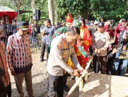 Resmikan 10 Unit Bedah Rumah Di HST, Kapolda Kalsel : Ini Upaya Meningkatkan Kualitas Hidup Masyarakat