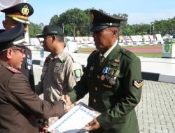 HUT Bhayangkara Ke-77, Sertu Bagus Iswandi Diganjar Penghargaan Dari Polres Tapin