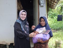 Awal Ramadan Istri Pj Bupati Door To Door Bagikan Puluhan Paket Sembako