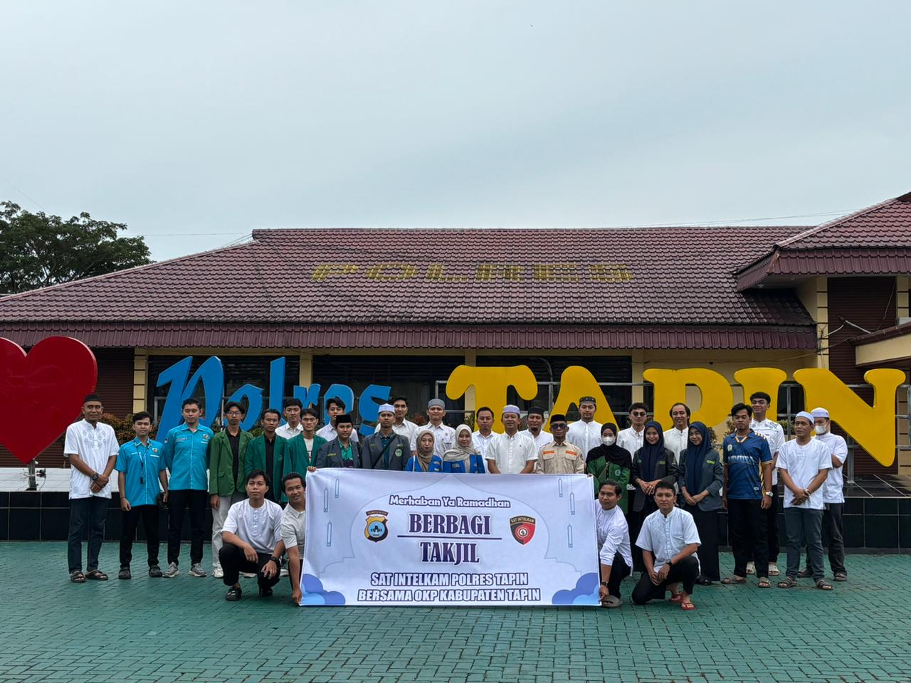 Sat Intelkam Polres Tapin berkolaborasi dengan KNPI, PMII, BEM, IPNU-IPPNU, BANSER dan sejumlah OKP lainnya saat berbagi takjil Ramadan 1447 H di depan Mako Polres Tapin.