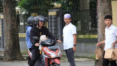 Kasat Intelkam Polres Tapin AKP Abdullah Akhsanun Ni’am memimpin kegiatan berbagi 150 paket takjil bersama OKP Kabupaten Tapin di depan Mako Polres Tapin.