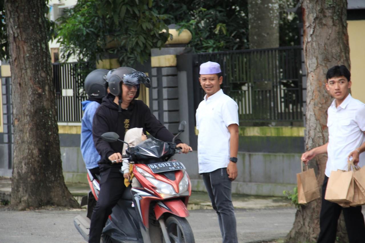 Kasat Intelkam Polres Tapin AKP Abdullah Akhsanun Ni’am memimpin kegiatan berbagi 150 paket takjil bersama OKP Kabupaten Tapin di depan Mako Polres Tapin. 